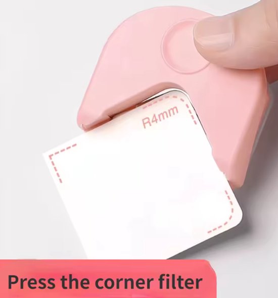 Een roze hoekponsmachine die een vierkant stuk papier met de tekst 'R4mm' afrondt.