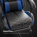 Detailopname van de zitting van een blauwe en zwarte gamerstoel met een wit hexagon patroon en witte stiksels. Tekst: 'HyperFlex'.