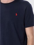 Close-up van het donkerblauwe Polo Ralph Lauren T-shirt met rood geborduurd logo.