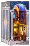 Miniatuur boekenkast met klassieke architectuur, een bibliotheek, en een wereldbol met blauwe verlichting.
