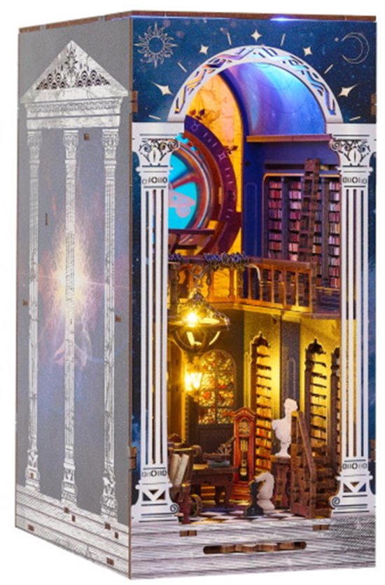 Miniatuur boekenkast met klassieke architectuur, een bibliotheek, en een wereldbol met blauwe verlichting.