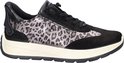 Zijaanzicht van een zwarte sneaker met luipaardprint, veters en een dikke witte zool.