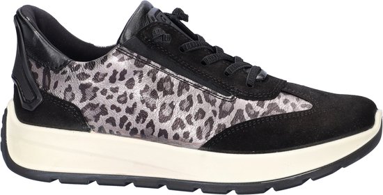 Zijaanzicht van een zwarte sneaker met luipaardprint, veters en een dikke witte zool.