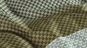 Gros plan détaillé d'une housse de couette verte et vert olive avec un motif de type os de chien.
