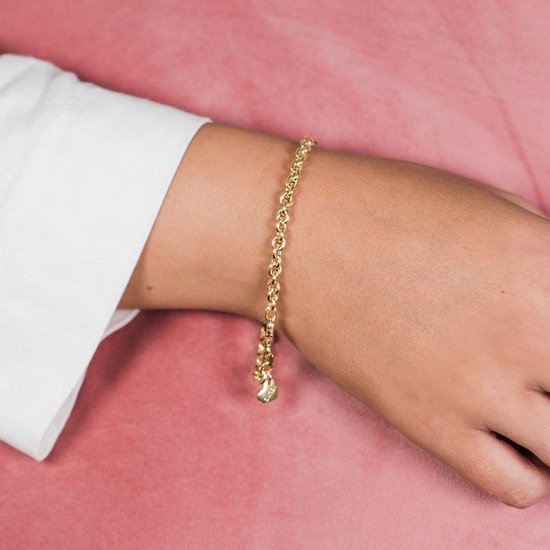 Gouden schakelarmband met hartvormig ZINZI hangertje gedragen om een pols.