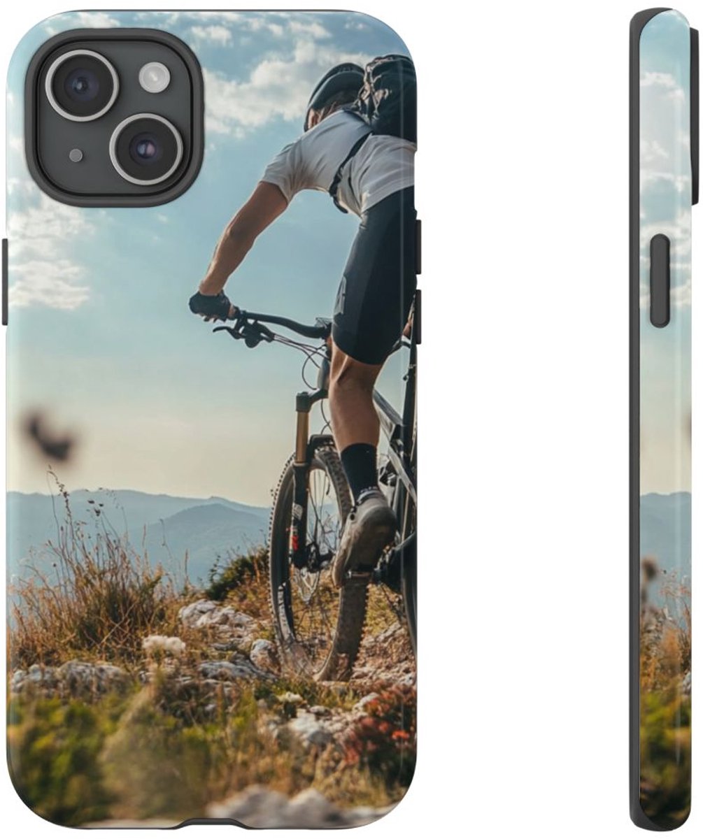 Mountainbiker op Rotsachtig Pad – Telefoonhoesje Geschikt voor iPhone 15 Plus