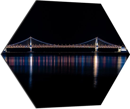 Dibond Hexagon - Gwanganbrug in de Nacht met lichtjes - 80x69.6 cm Foto op Hexagon (Met Ophangsysteem)