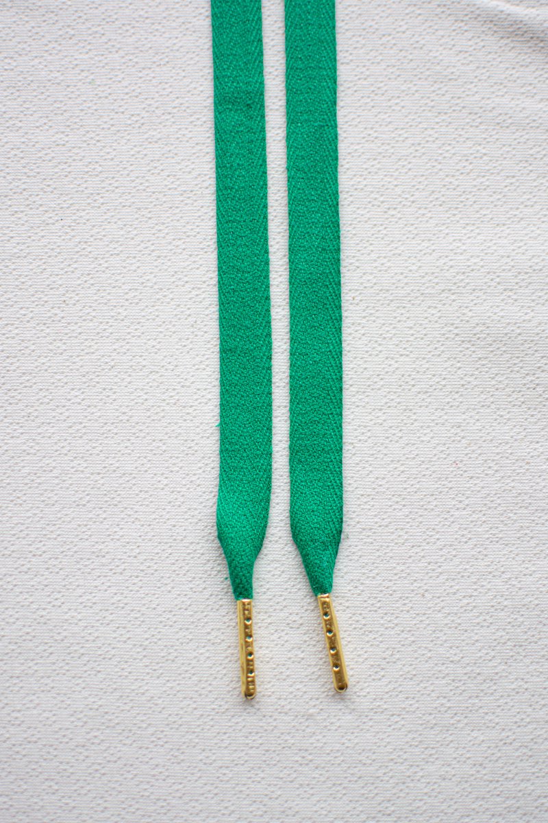 Schoenveters plat - gras groen - 120cm - gouden nestels veters voor wandelschoenen, werkschoenen en meer