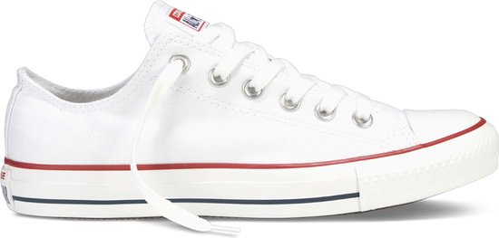 Witte lage Converse All Star sneakers met rode en blauwe accentstrepen op de zool.