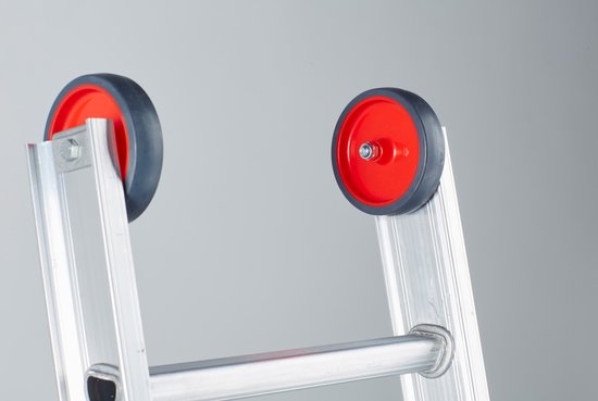 Detail van de wielen aan de bovenkant van een aluminium reformladder.