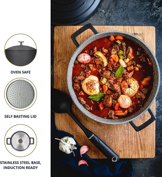 Stoofpot met rundvlees, wortelen, champignons en knoflook in een kookpan. Links afbeeldingen van deksel en bodem.