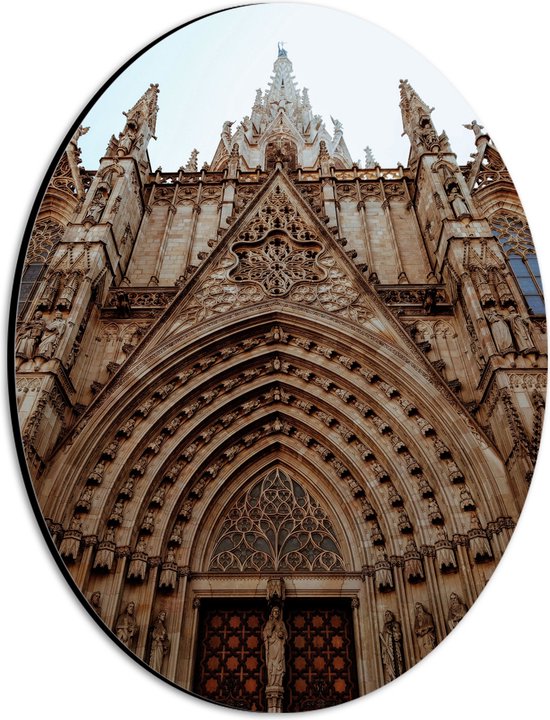 Dibond Ovaal - Vooraanzicht van Kathedraal in Barcelona in Spanje - 21x28 cm Foto op Ovaal (Met Ophangsysteem)