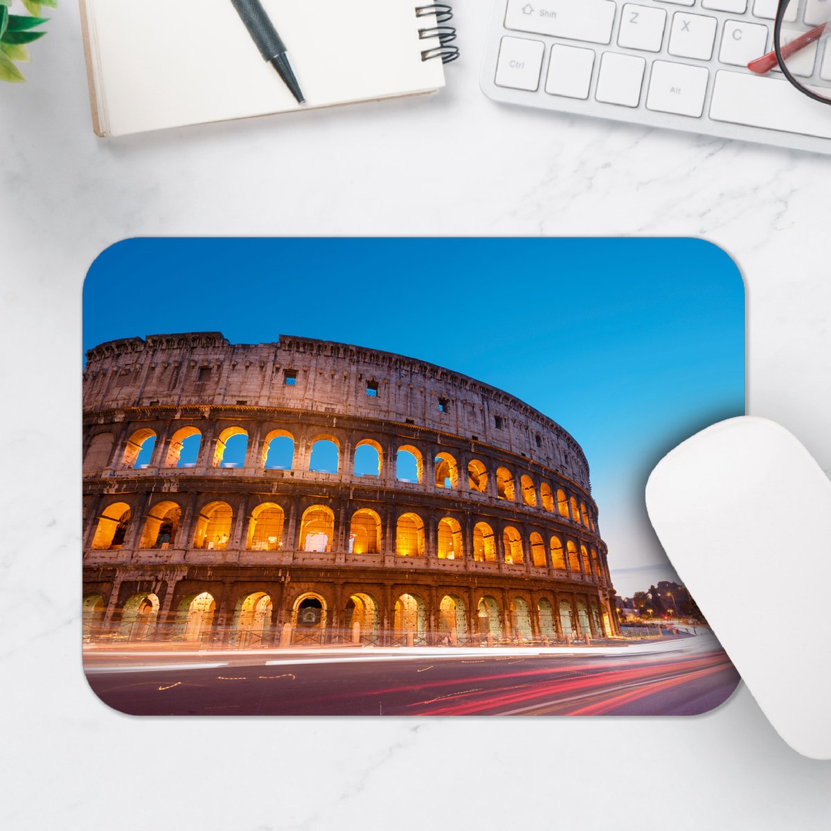 Muismat - Weg langs Colosseum in de Avond - 25x18 cm - 2 mm Dik - Muismat van Vinyl
