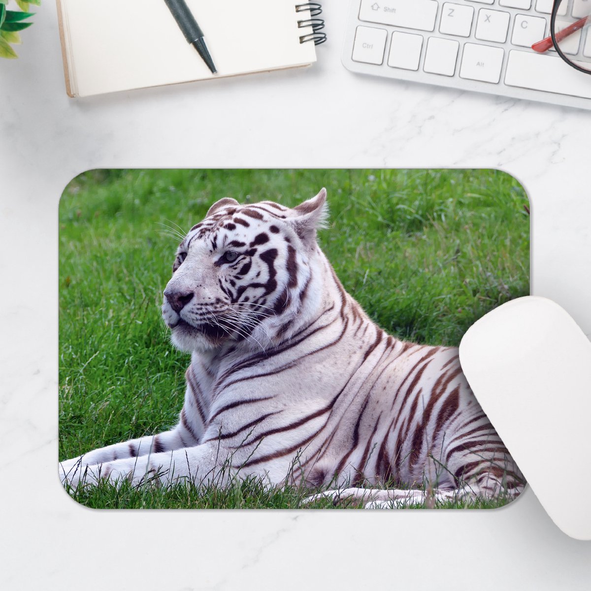 Muismat - Witte Tijger in Grasveld - 25x18 cm - 2 mm Dik - Muismat van Vinyl