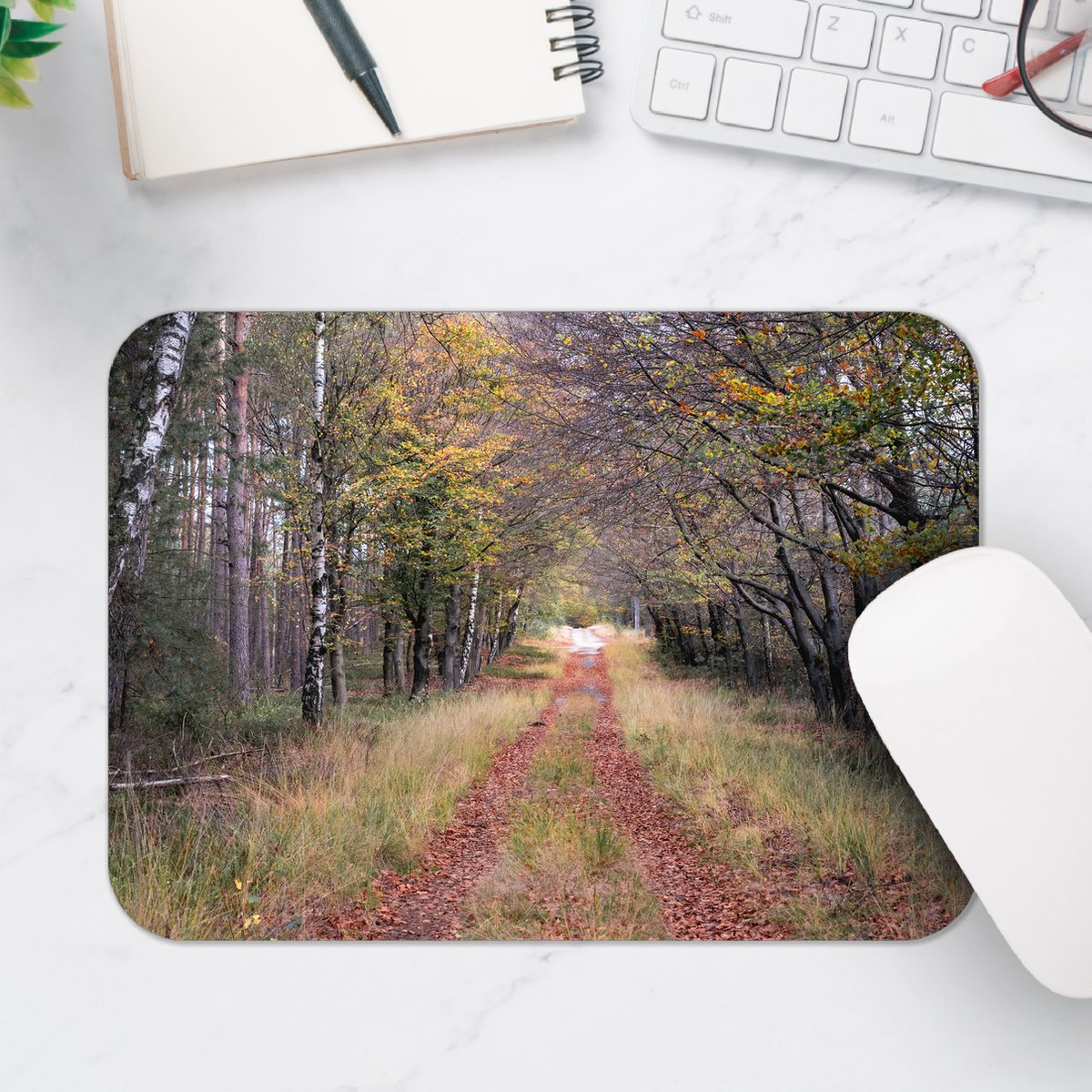 Muismat - Bospad in een Bos in Nederland - 25x18 cm - 2 mm Dik - Muismat van Vinyl