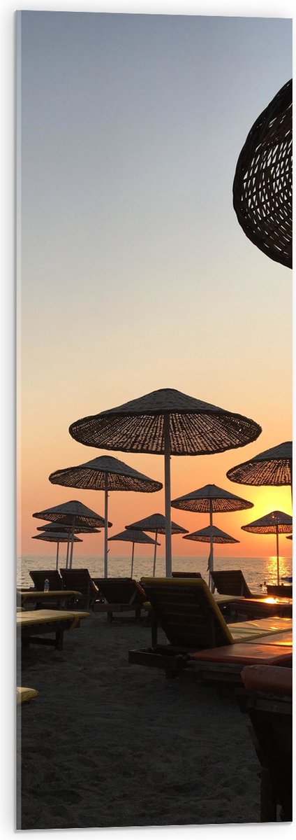 Acrylglas - Strand met Ligbedden en Rieten Parasols - 30x90 cm Foto op Acrylglas (Met Ophangsysteem)