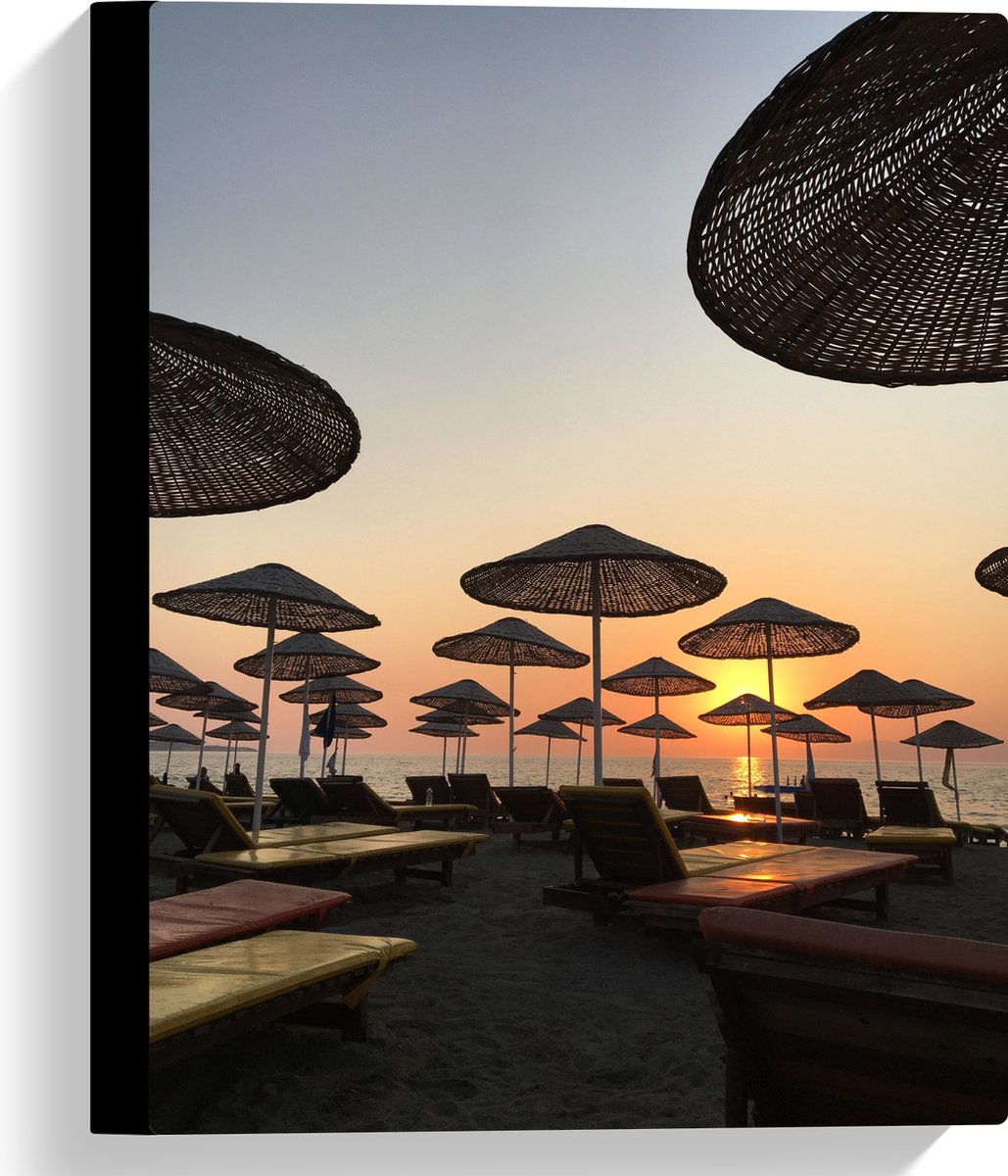 Canvas - Strand met Ligbedden en Rieten Parasols - 30x40 cm Foto op Canvas Schilderij (Wan