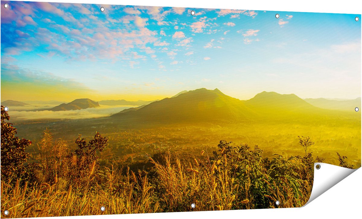 Gards Tuinposter Bergen met Mist in Thailand - 160x80 cm - Tuindoek - Tuindecoratie - Wanddecoratie buiten - Tuinschilderij Multikleur