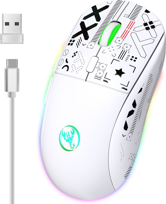 Witte gaming muis met grafische prints, RGB-verlichting, USB-ontvanger en USB-C oplaadkabel.