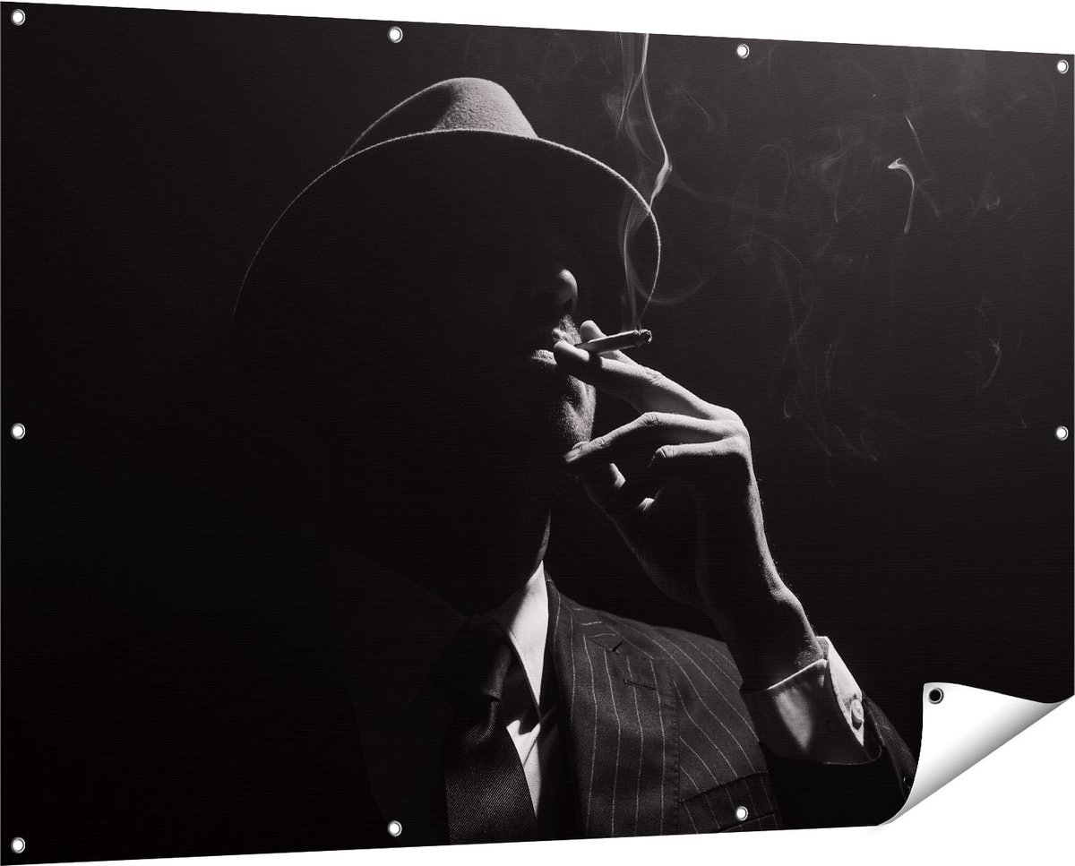 Gards Tuinposter Man met Hoed Rookt een Sigaar - 150x100 cm - Tuindoek - Tuindecoratie - Wanddecoratie buiten - Tuinschilderij Multikleur