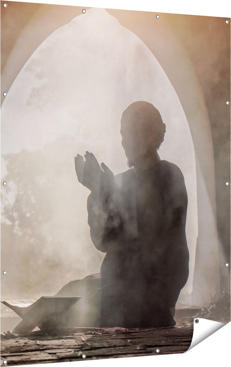 Gards Tuinposter Biddende Man in een Oude Moskee - 120x160 cm - Tuindoek - Tuindecoratie - Wanddecoratie buiten - Tuinschilderij Multikleur