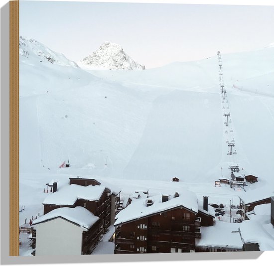 Hout - Houten Huisjes op Piste met Sneeuw - 50x50 cm - 9 mm dik - Foto op Hout (Met Ophangsysteem)