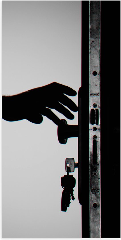 Poster Glanzend – Voordeur met Sleutels in het Slot (Zwart - wit) - 50x100 cm Foto op Posterpapier met Glanzende Afwerking
