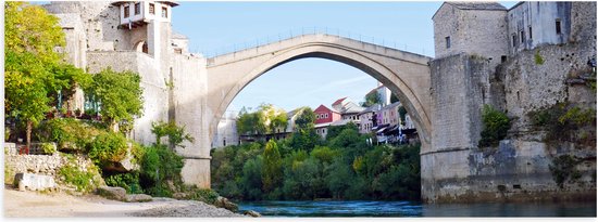 WallClassics - Poster (Mat) - Stari Most Brug in Bosnië op Zonnige Dag - 60x20 cm Foto op Posterpapier met een Matte look