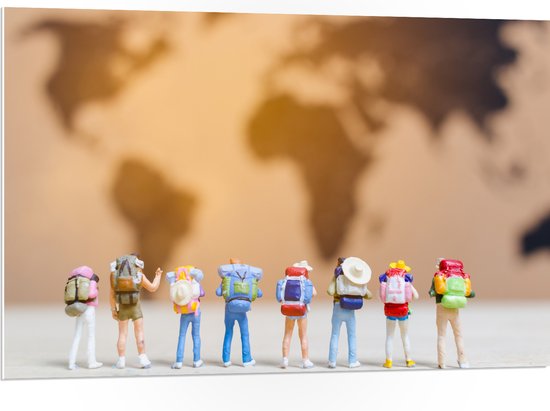 PVC Schuimplaat- Groepje Miniatuurpoppetjes kijkend naar Wereldkaart - 105x70 cm Foto op PVC Schuimplaat