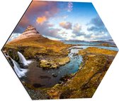 Dibond Hexagon - Kirkjuffel Berg in Landschap van IJsland - 50x43.5 cm Foto op Hexagon (Met Ophangsysteem)