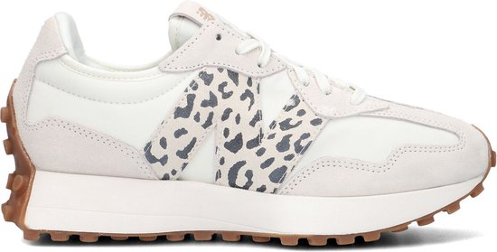 Witte New Balance 327 sneaker met luipaardprint op de zijkant, beige suède en bruine zool.