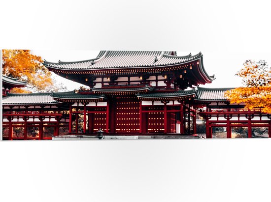 PVC Schuimplaat - Rode Boeddhistische Tempel in Japan met Oranje Bomen - 90x30 cm Foto op PVC Schuimplaat (Met Ophangsysteem)