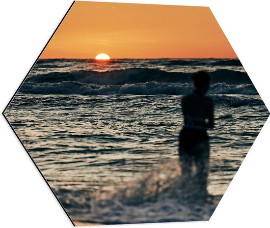 Dibond Hexagon - Silhouet van Vrouw in de Wilde Zee tijdens Zonsopkomst - 60x52.2 cm Foto op Hexagon (Met Ophangsysteem)