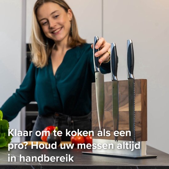 Vrolijke vrouw met blonde haren plaatst een mes in een walnotenhouten messenblok met RVS voet. Text: "Klaar om te koken als een pro? Houd uw messen altijd in handbereik".