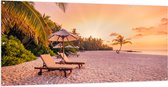Tuinposter – Luxe Ligbedden op Wit Strand tijdens Feloranje Zonsondergang - 200x100 cm Foto op Tuinposter (wanddecoratie voor buiten en binnen)