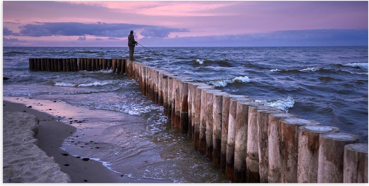 Poster Glanzend – Man op Palen in de Wilde Zee tijdens het Vissen - 100x50 cm Foto op Post