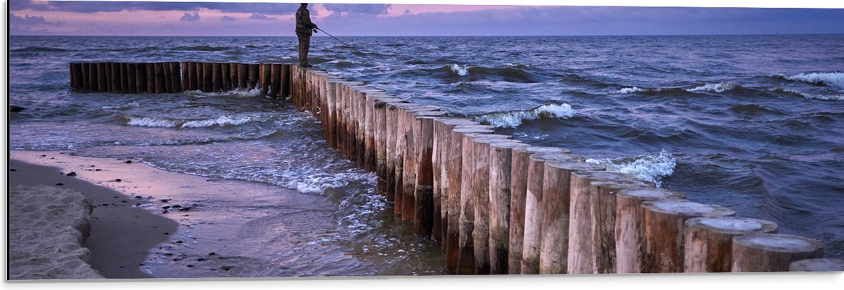 Dibond - Man op Palen in de Wilde Zee tijdens het Vissen - 90x30 cm Foto op Aluminium (Met