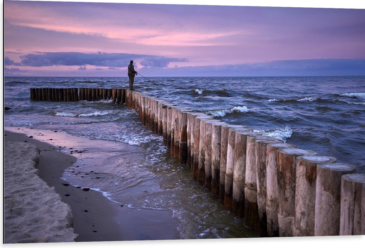 Dibond - Man op Palen in de Wilde Zee tijdens het Vissen - 105x70 cm Foto op Aluminium (Wa