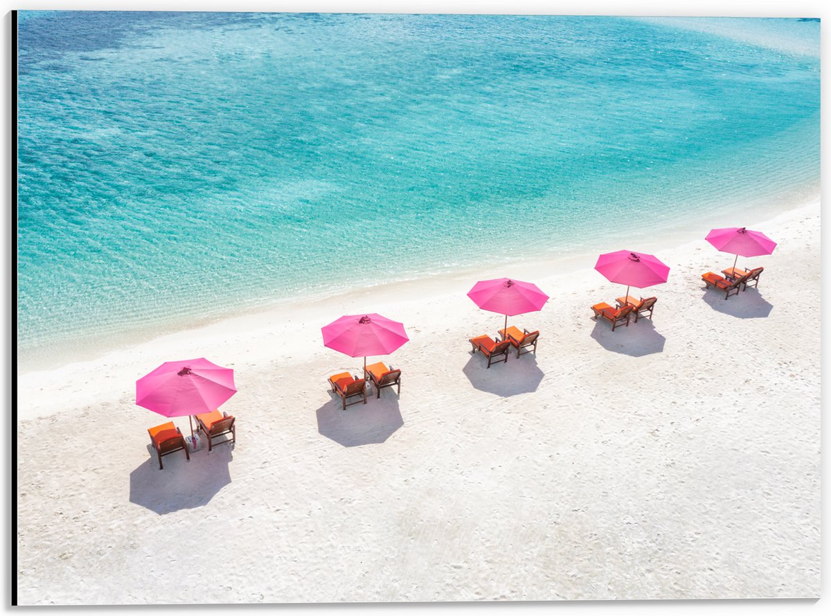 Dibond - Ligbedden onder Roze Parasols op het Witte Strand bij Blauwe Oceaan - 40x30 cm Fo