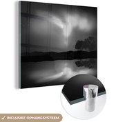 MuchoWow® Glasschilderij 50x50 cm - Schilderij acrylglas - Een illustratie van het noorderlicht boven de heuvels en het water - zwart wit - Foto op glas - Schilderijen