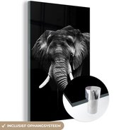 MuchoWow® Glasschilderij 20x30 cm - Schilderij acrylglas - Olifant tegen zwarte achtergrond - zwart wit - Foto op glas - Schilderijen
