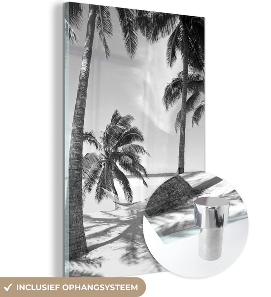 MuchoWow® Glasschilderij 100x150 cm - Schilderij acrylglas - Palmbomen met een hangmat op het zandstrand - zwart wit - Foto op glas - Schilderijen