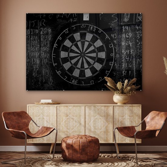 MuchoWow® Glasschilderij 150x100 cm - Schilderij acrylglas - Dartbord en een krijtbord - zwart wit - Foto op glas - Schilderijen