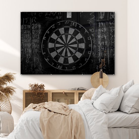 MuchoWow® Glasschilderij 150x100 cm - Schilderij acrylglas - Dartbord en een krijtbord - zwart wit - Foto op glas - Schilderijen