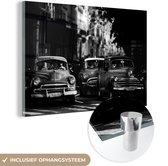 MuchoWow® Glasschilderij 60x40 cm - Schilderij acrylglas - Cuba - Cadillacs - Oldtimers - Klassieke auto's in ochtendlicht - zwart wit - Foto op glas - Schilderijen