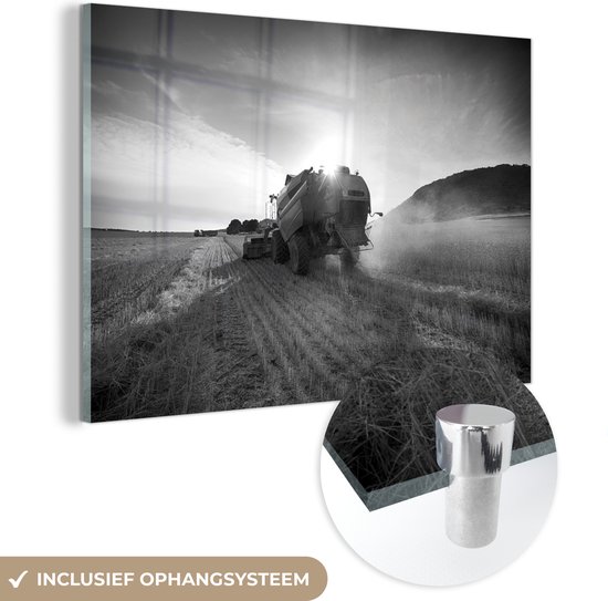 MuchoWow® Glasschilderij 180x120 cm - Schilderij acrylglas - Landbouwmachine op een maïsveld - zwart wit - Foto op glas - Schilderijen