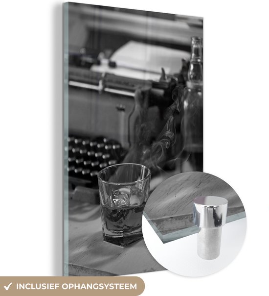 MuchoWow® Glasschilderij 20x30 cm - Schilderij acrylglas - Whisky en sigaar op bureau - zwart wit - Foto op glas - Schilderijen