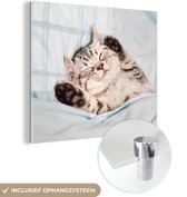 MuchoWow® Glasschilderij 90x90 cm - Schilderij acrylglas - Kitten - Grappig - Bed - Kinderen - Jongens - Meisjes - Kids - Foto op glas - Schilderijen