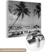MuchoWow® Glasschilderij 20x20 cm - Schilderij acrylglas - Palmbomen en ligstoelen op het strand van Boracay - zwart wit - Foto op glas - Schilderijen