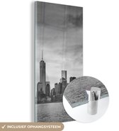 MuchoWow® Glasschilderij 40x80 cm - Schilderij acrylglas - Manhattan New York in zwart-wit - Foto op glas - Schilderijen